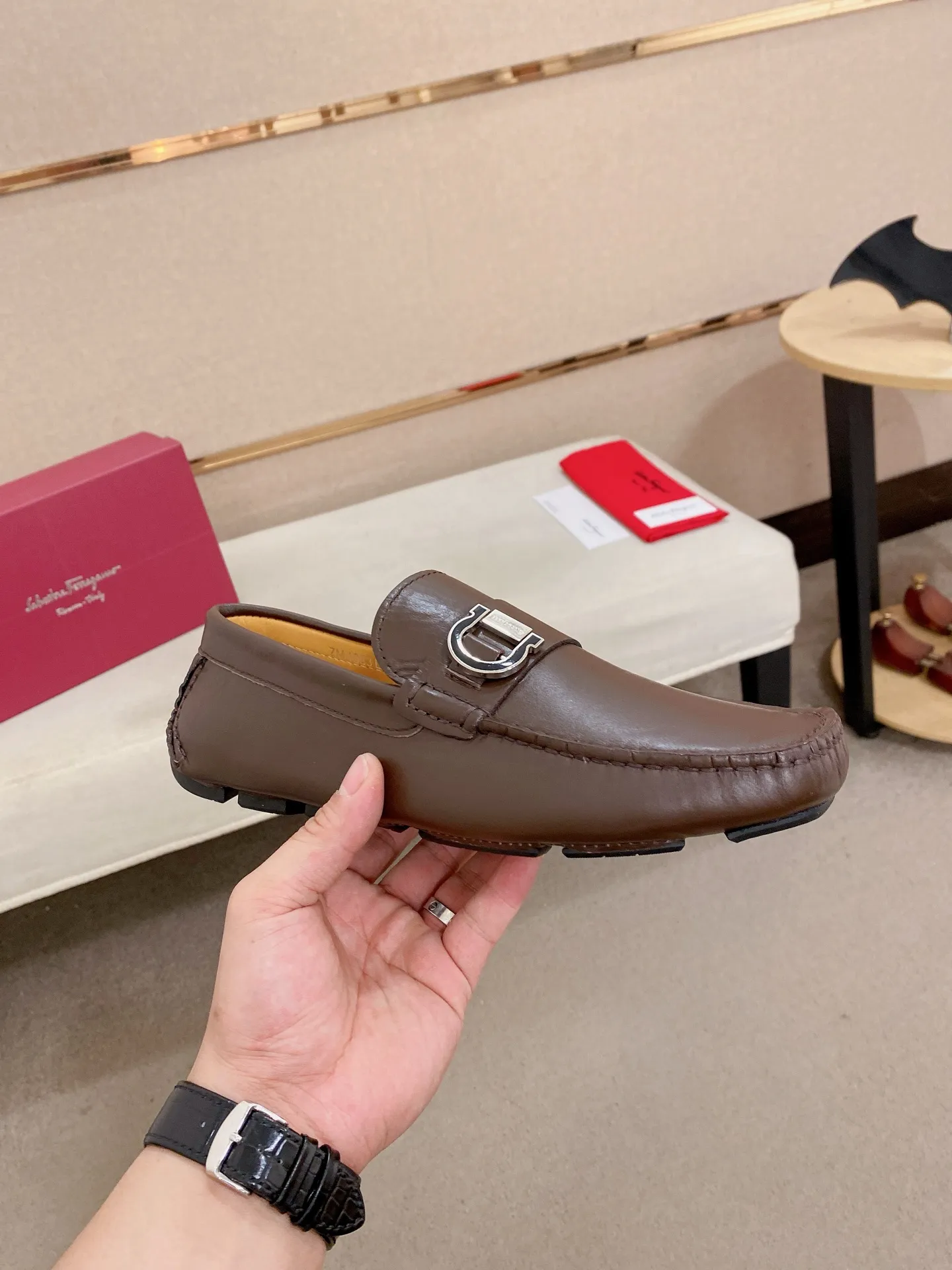 Men's shoes💰: 540💰High-end quality! Ferragamo🆕🆕Exclusive hot-selling products in stock🔥🔥New products on the shelves, high-quality Ferragamo men's pea shoes, high-end casual driving shoes, with complete packaging! 💪 💪 Material: imported first-layer pebbled cowhide 🐂 + imported high-quality water-dyed cowhide lining + wear-resistant outsole 👍🏻👍🏻 Features: high-end and comfortable, purely handmade 🚀 🚀 Create the perfect shoe that suits you best 🔥 🔥 Size: (38-44) 45 standard size can be customized!